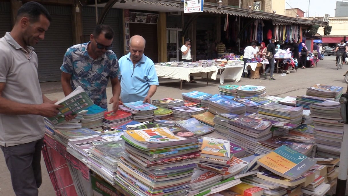 Pour cette rentrée scolaire 2022-2023, les familles marocaines recourent de plus en plus aux vendeurs de manuels scolaires d'occasion.
