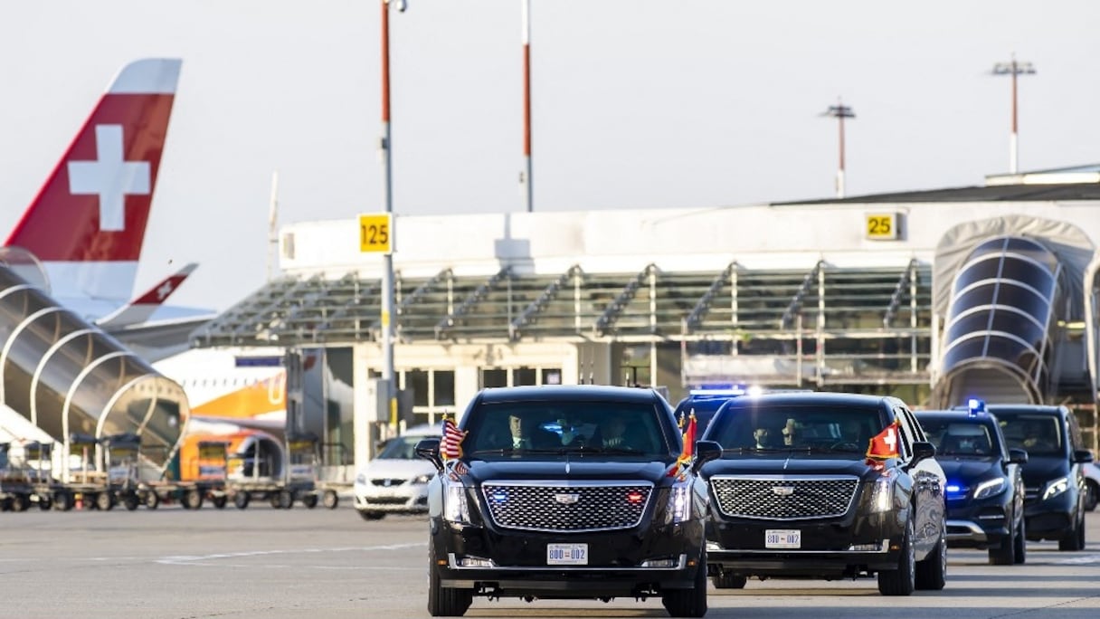 Le président américain Joe Biden en route dans sa limousine pour monter à bord du Boeing 747 d'Air Force One après le sommet Etats-Unis - Russie avec le président russe Vladimir Poutine, à l'aéroport de Genève Cointrin, le 16 juin 2021.
