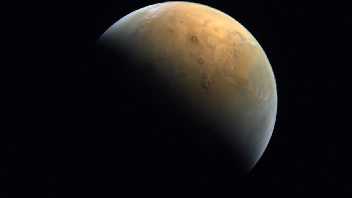 Photographie de la planète Mars, fournie le 14 février 2021 par l'Agence spatiale des Émirats arabes unis (UAESA) et prise par l'Emirates eXploration Imager (EXI). L'Olympus Mons, le plus haut volcan de Mars, y est visible. 
