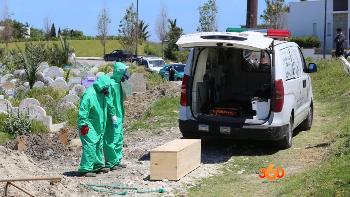 Lors d'une cérémonie de mise sous terre d'un patient décédé du Covid-19 à Tanger.
