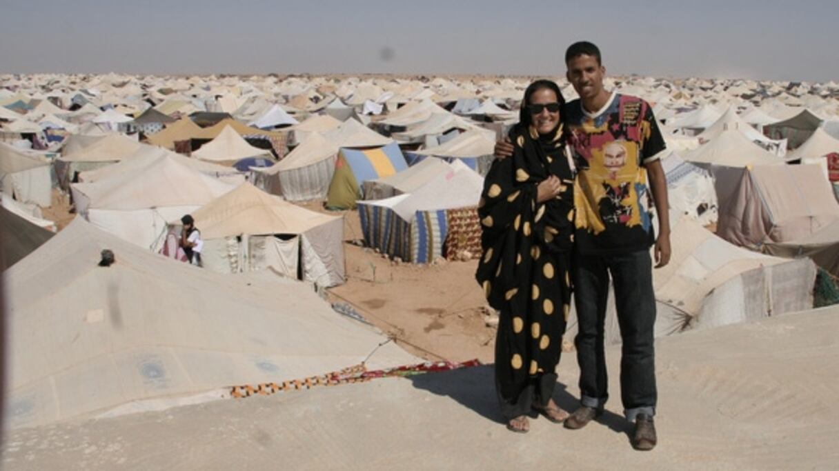 Hassana Aalia a été condamné à la prison à vie par le tribunal militaire de Rabat, pour son implication avérée dans la tuerie de Gdeïm Izik perpétrée fin décembre 2010. Ici, l'intéressé posant devant le campement démantelé. 
