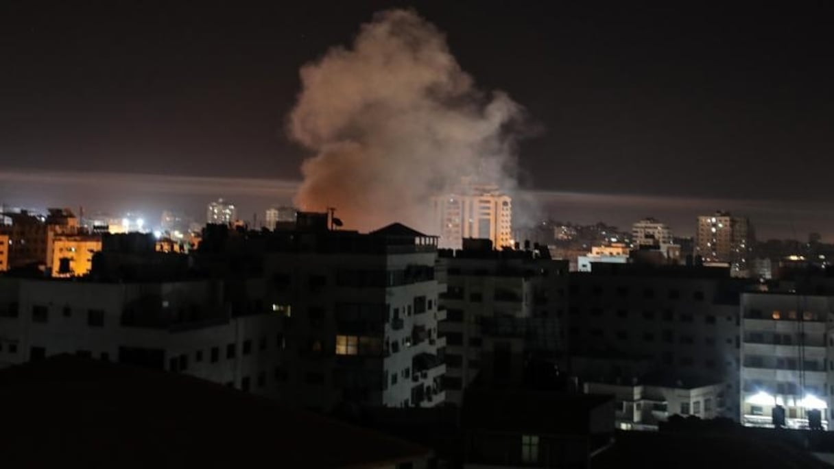 De la fumée s'échappe de la ville de Gaza, le 5 mai 2019, après un bombardement israélien dans l'enclave palestinienne.
