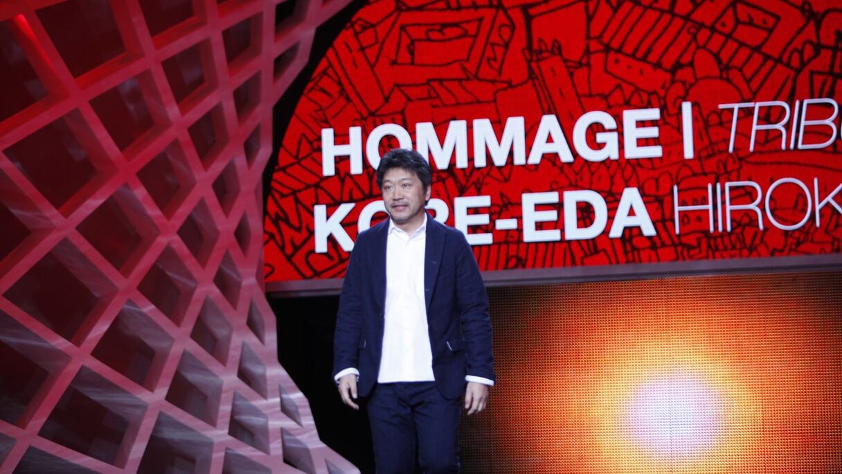 Le Festival international du film de Marrakech a rendu hommage, dimanche, au réalisateur japonais Hirokazu Kore-Eda, auteur du magnifique "Tel père, ton fils", qui a remporté le prix du jury du festival de Cannes.

