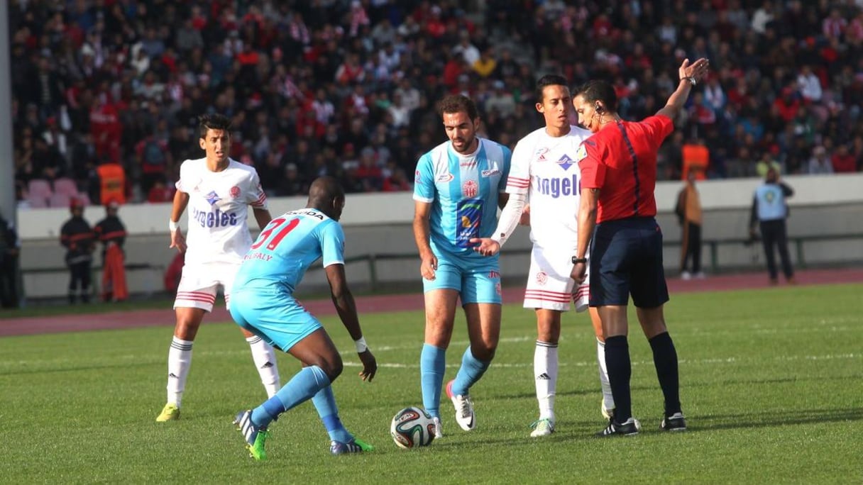 Mais rapidement, la nervosité gagne le camp du WAC à l'image de l'international Kamel Chafni, et les fautes se multiplient. A la suite d'une d'entre elles, le Hassania parvient à égaliser (37e), pour regagner les vestiaires sur un score de parité (1-1).
