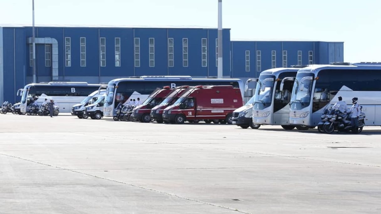 Un important dispositif a été mis en place par les autorités pour accompagner les rapatriés vers les hôpitaux de Meknès et de Rabat.
