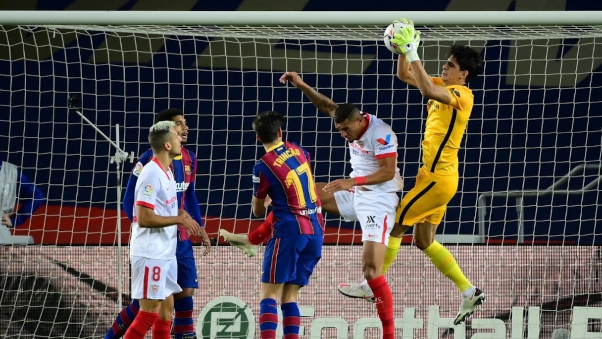 Le gardien des Lions de l'Atlas et de Séville FC contre le FC Barcelone.
