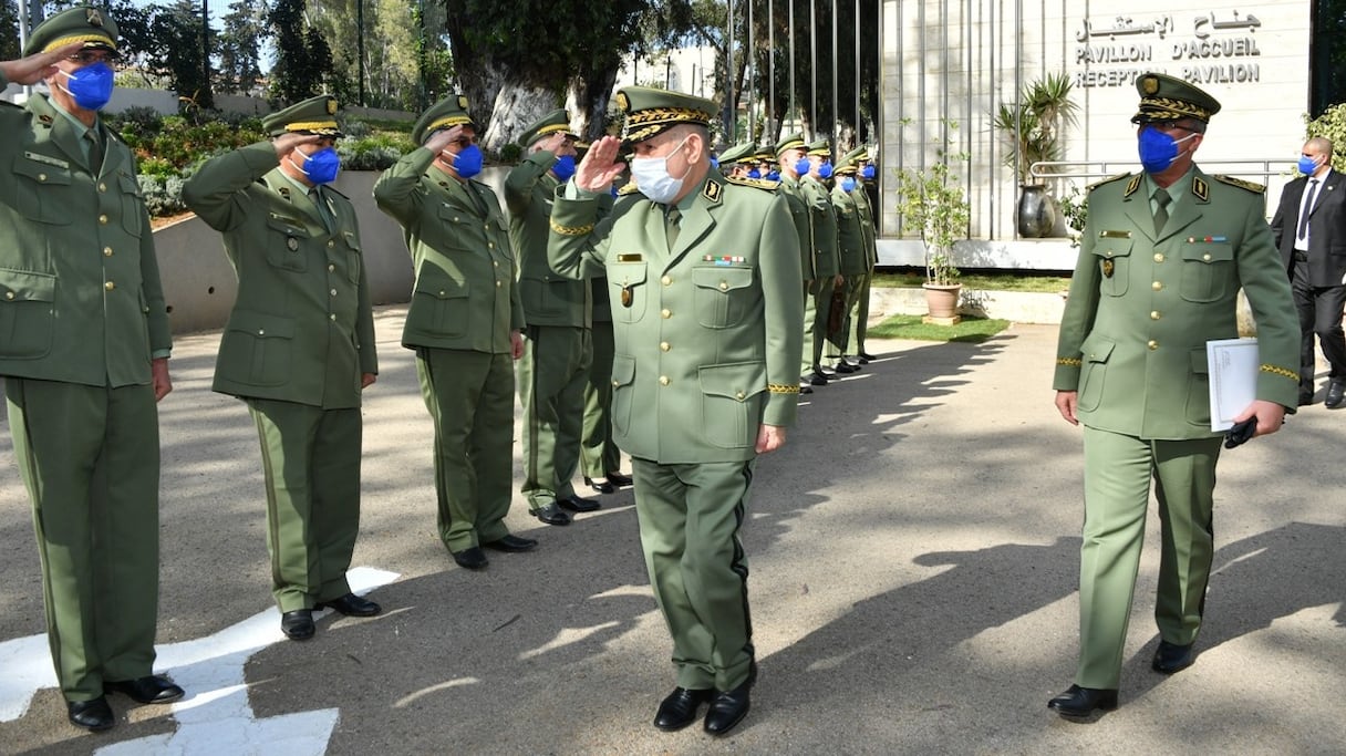 Les généraux Said Chengriha et Abdelghani Rachedi passant en revue des officiers de la DGSI. 
