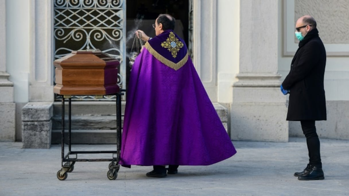 Enterrement au cimetière de Seriate, près de Bergame, dans le nord de l'Italie, le 20 mars 2020.
