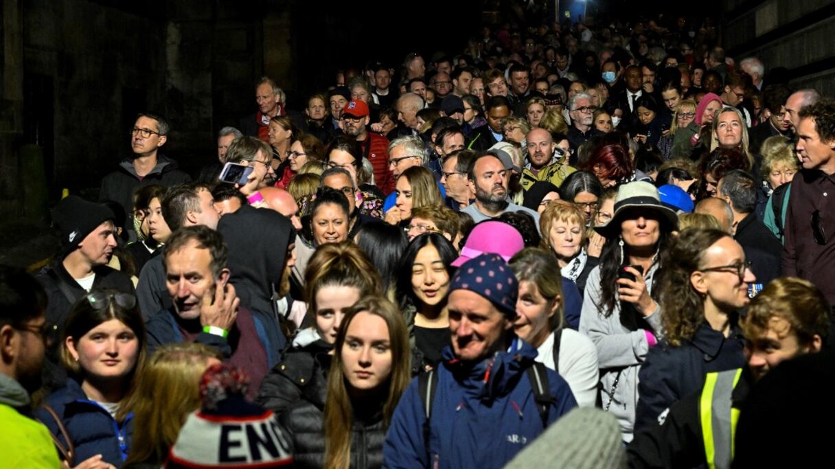 Une foule compacte attend son tour devant la cathédrale Saint-Gilles, à Edimbourg, en Ecosse, le 12 septembre 2022, pour rendre hommage à la reine Elizabeth II, qui repose dans son cercueil.
