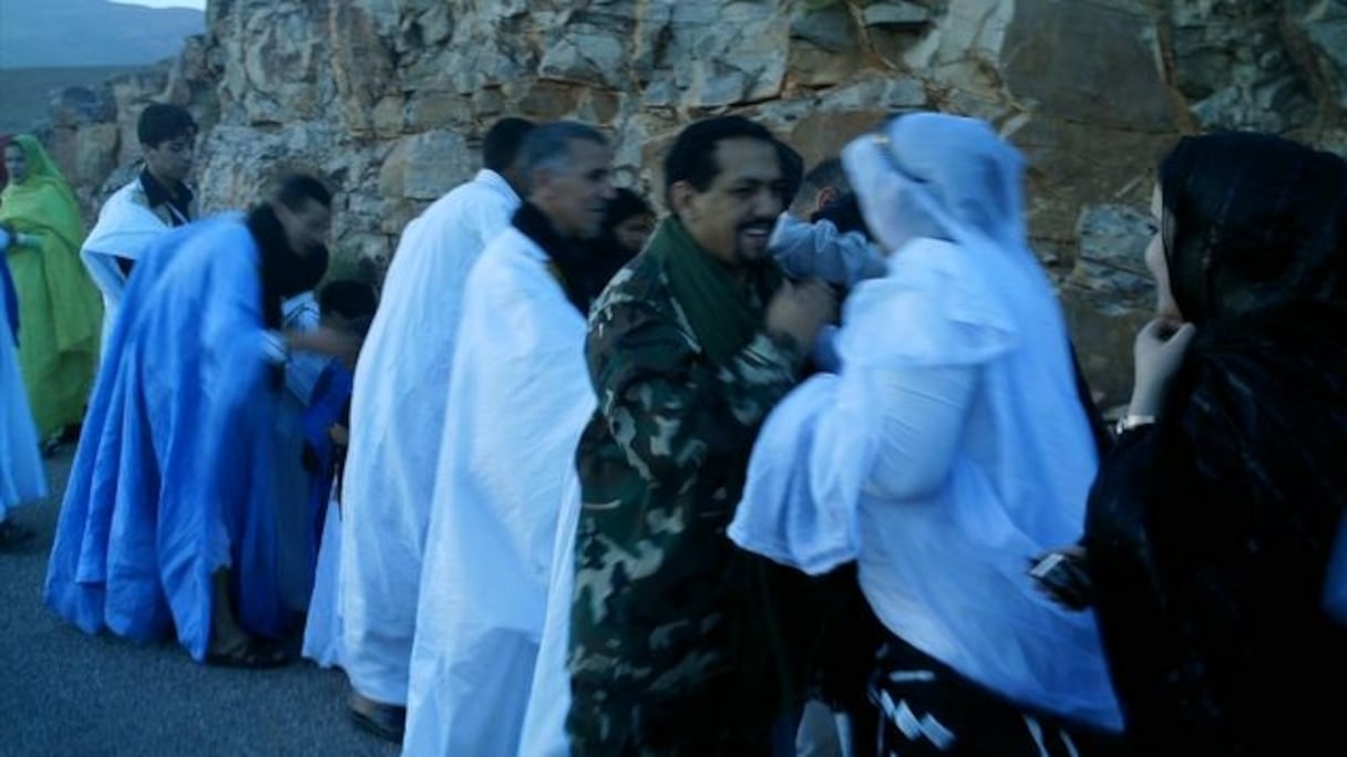 Ali Salem Tamek (en treillis militaire) a roué de coups son compagnon du Codapso Abdelaziz Biyai à l'aéroport Houari Boumediène.
