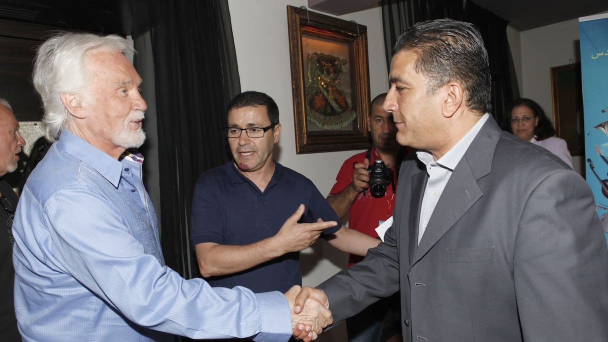 Khalid Bazid, directeur de Timitar, et Brahim El Mazned, directeur artistique, réservent un accueil chaleureux à la légende Kenny Rogers
