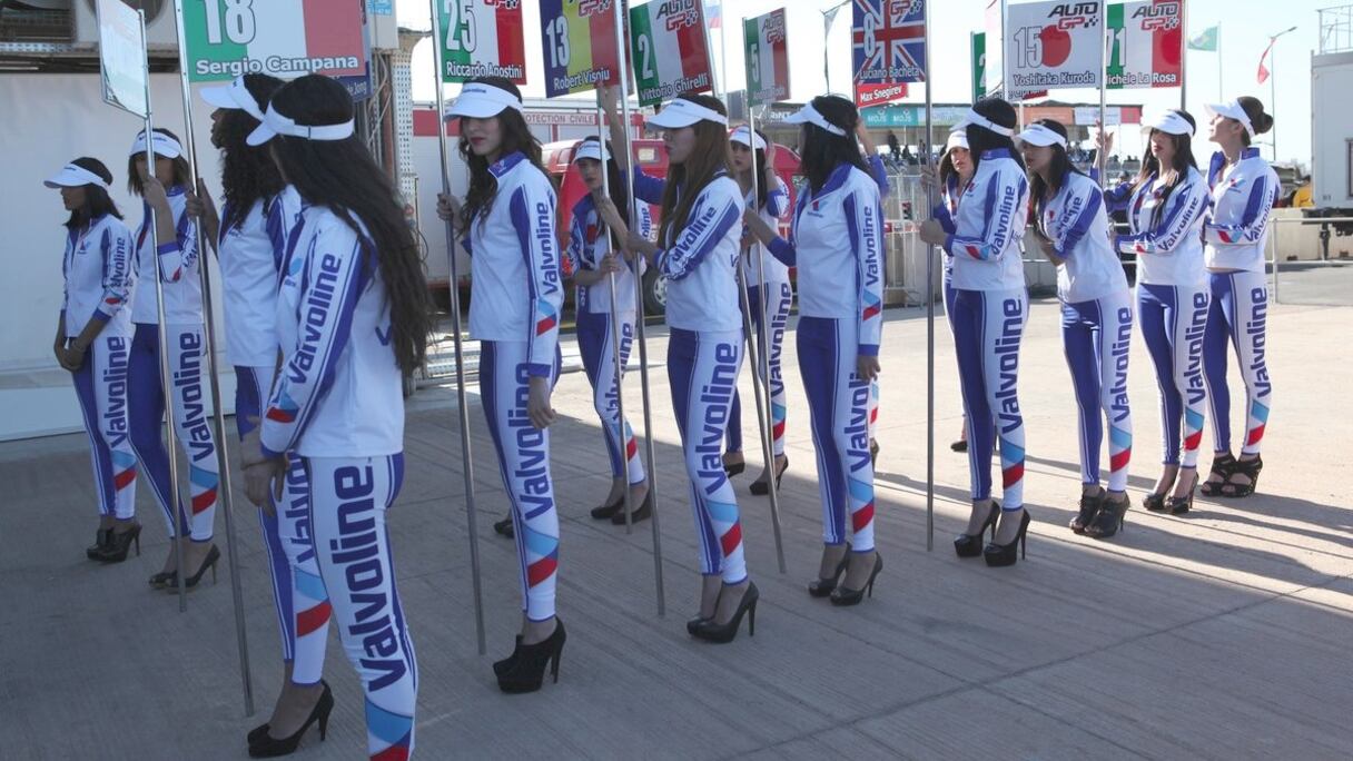 A Marrakech, des mannequins accompagnent les pilotes jusqu'à la grille de départ.
