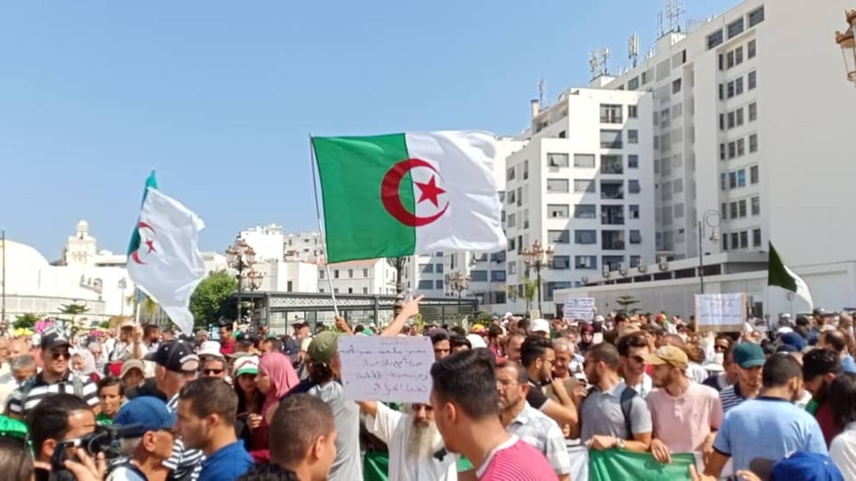 Départ du régime militaire: les étudiants algériens persistent et signent. 
