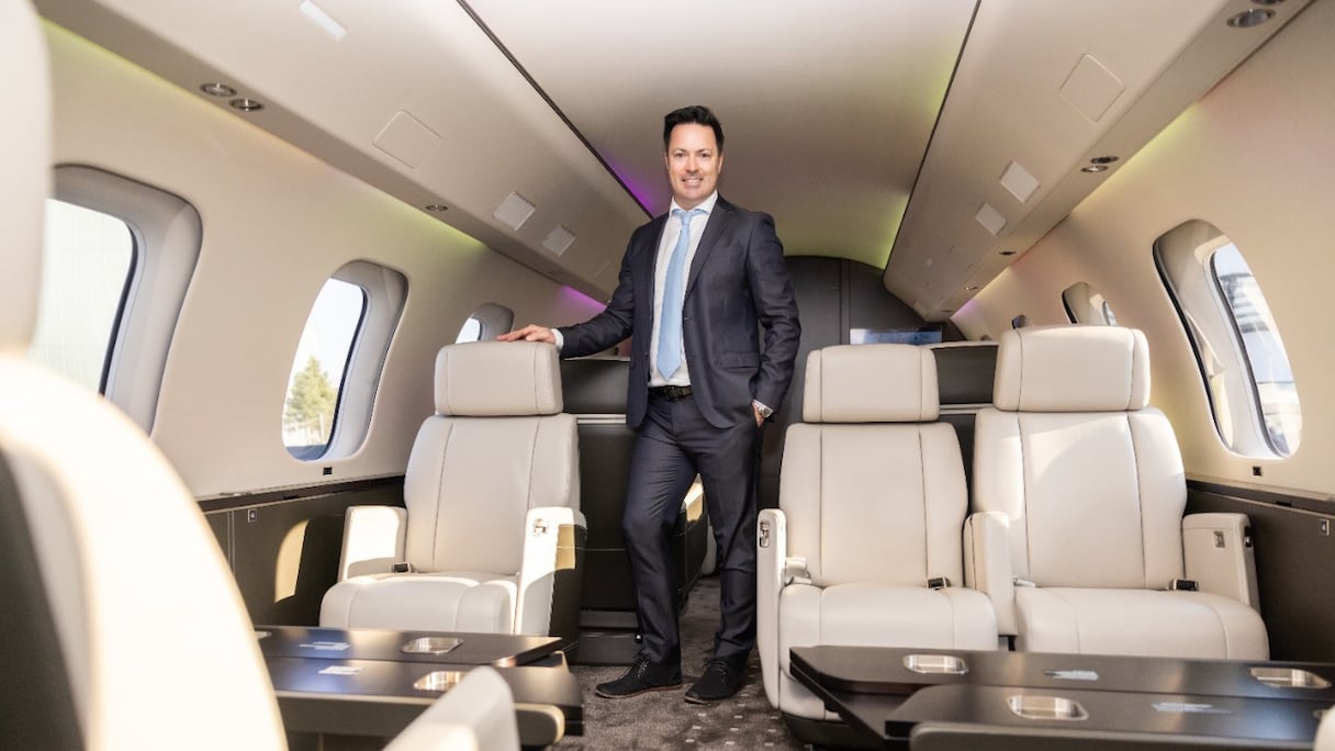 Le président de VistaJet Europe, Philippe Scalabrini, pose à l'intérieur de l'avion d'affaires Bombardier Global 7500 lors d'une présentation du tout nouvel avion de la compagnie mondiale d'aviation d'affaires, à l'aéroport de Genève, le 3 mars 2022.
