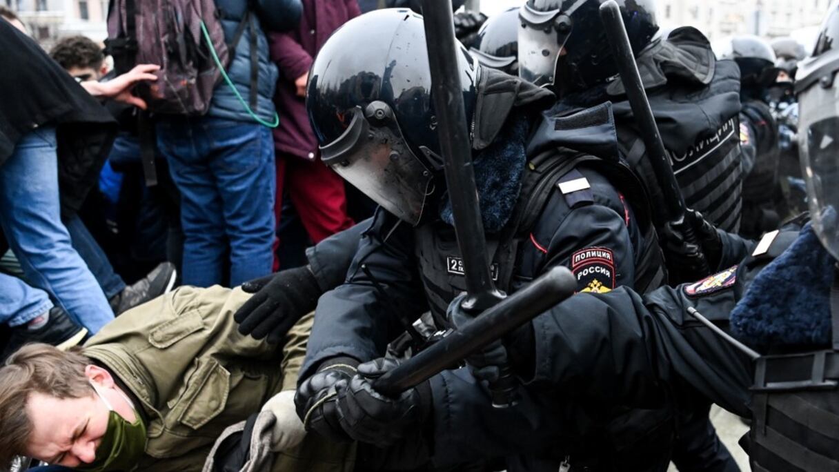 Heurts de manifestants contre la police russe anti-émeute lors d'un rassemblement de soutien au leader de l'opposition emprisonné Alexeï Navalny, dans le centre-ville de Moscou, le 23 janvier 2021. 
