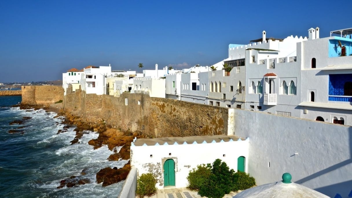 Les remparts imposants d'Asilah encerclent la médina et l'entourent sur une superficie de 7 hectares. Cinq portes datent d'époques différentes et deux d'entre elles sont d'origine portugaise: Bab al-Homer (Porta da Vila) et Bab al-Bahr (Porta da Ribeira).
