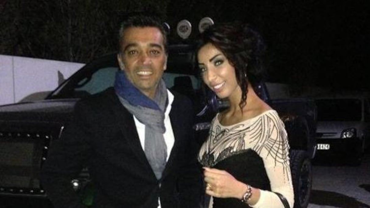 Essam Kamal, directeur de sa maison de disque de Dounia Batma, garde l'oeil sur sa recue.
