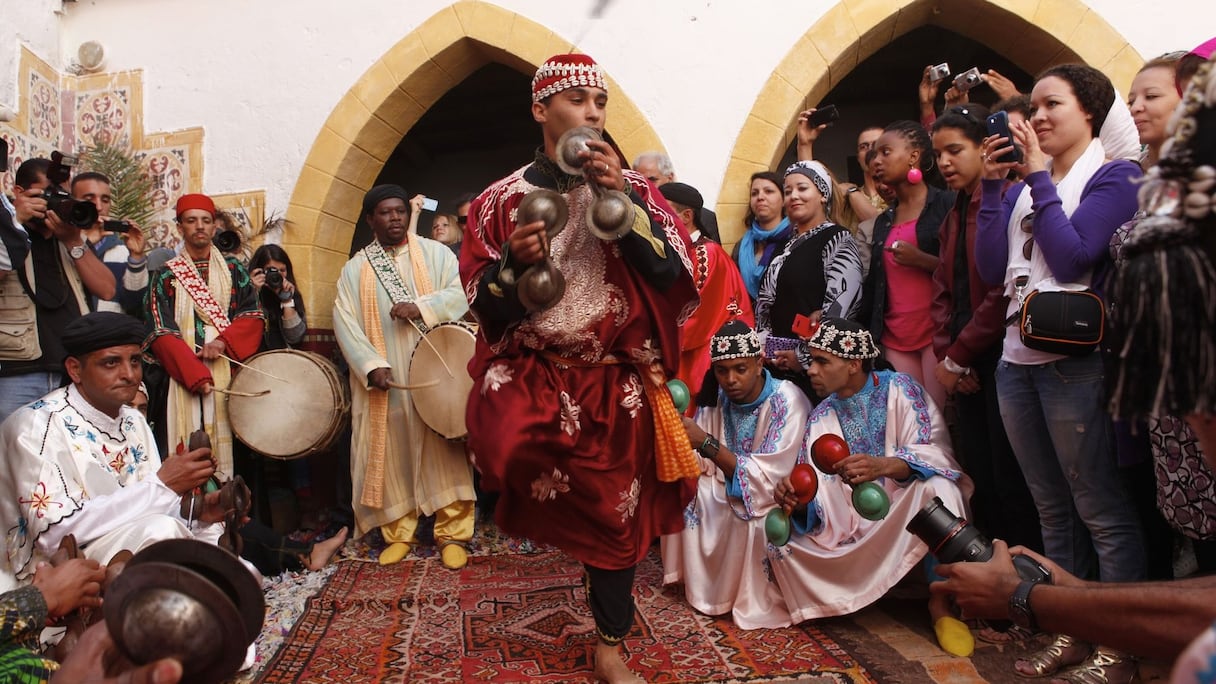 Au coeur de la médina, du côté de la Zaouia Sidna Bilal, les maâlems Mokhtar Guinea et Boulhimas rendent hommage au grand maître, le Maâlem Abdellah Guinea
