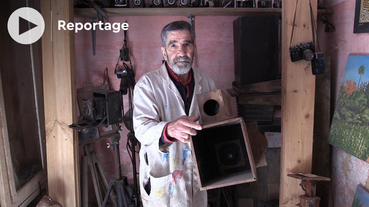Ba Driss est collectionneur d’anciens appareils photo, et vit à Fès.