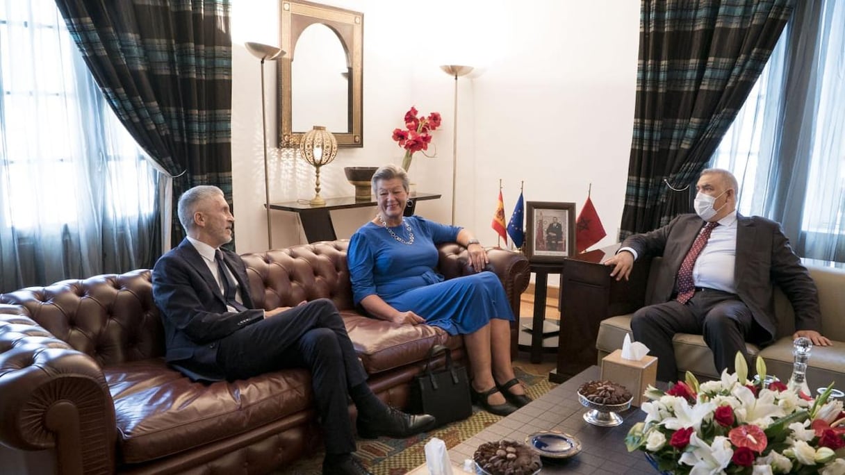 Abdelouafi Laftit, ministre de l'Intérieur, avec son homologue espagnol, Fernando Grande-Marlaska Gomez, et Ylva Johansson, la commissaire européenne aux Affaires intérieures.
