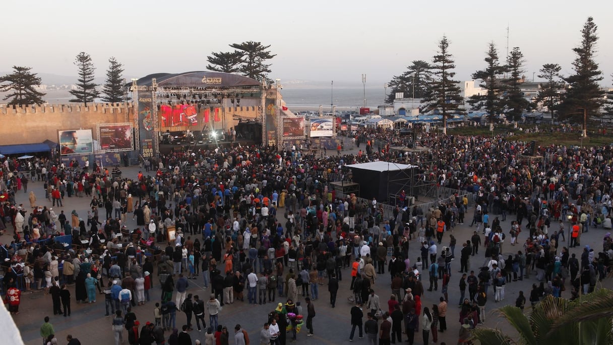 La foule se rassemble devant la scène de Moulay Hassan... Ils étaient des centaines de milliers samedi soir pour assister au concert de Hamid El Kasri
