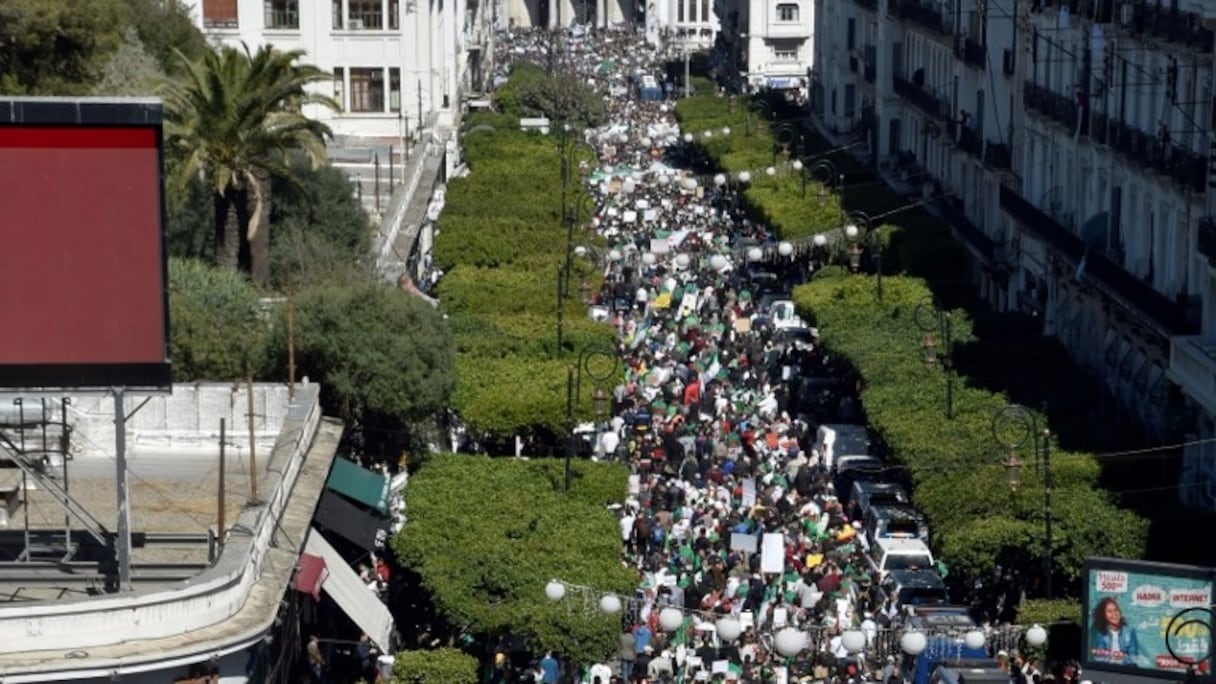 Algérie: une foule immense défile dans le centre d'Alger.
