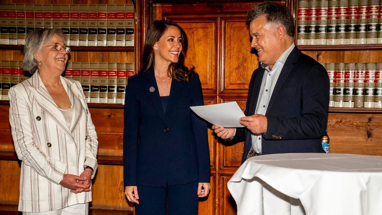 Au centre, la princesse Marie du Danemark, entourée de l'auteur marocain Fouad Laroui et de Mme Khadija Rouissi, ambassadeur du Maroc au Danemark, lors de la cérémonie de la remise du prix littéraire des ambassadeurs francophones, le 29 avril.
