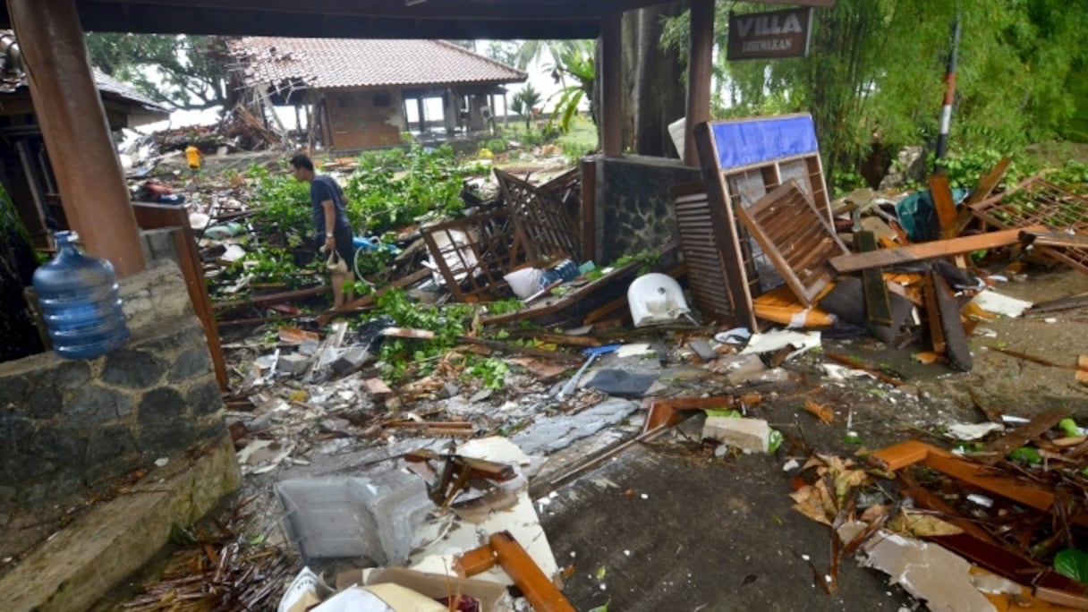 Un homme au milieu des débris à Carita en Indonésie, le 23 décembre 2018, après un tsunami dû à l'éruption du volcan Anak Krakatoa.
