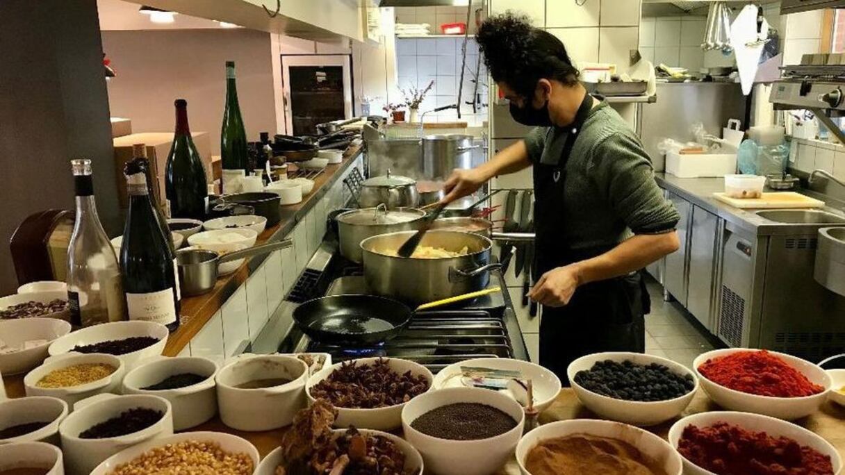 Le chef Hamid Miss fait mijoter sa casserole de légumes.
