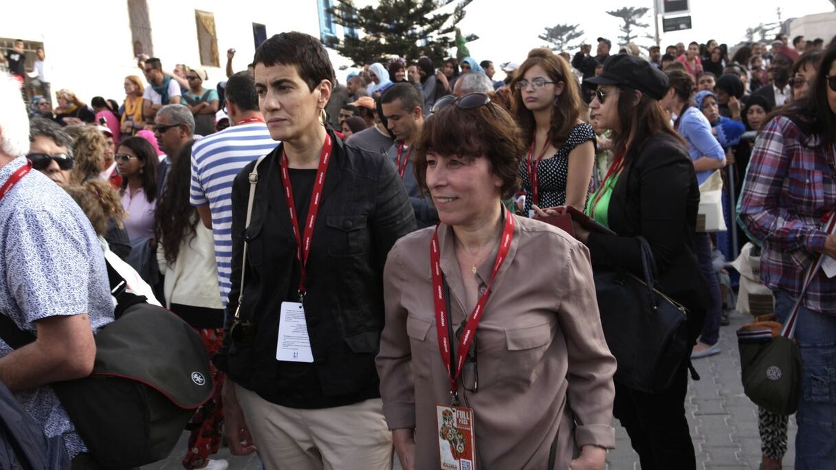 Fadela Amara, femme politique franco-algérienne et présidente de l'association "Ni putes ni soumises", savoure la poésie qui s'est répandue dans les rues de la ville. 
