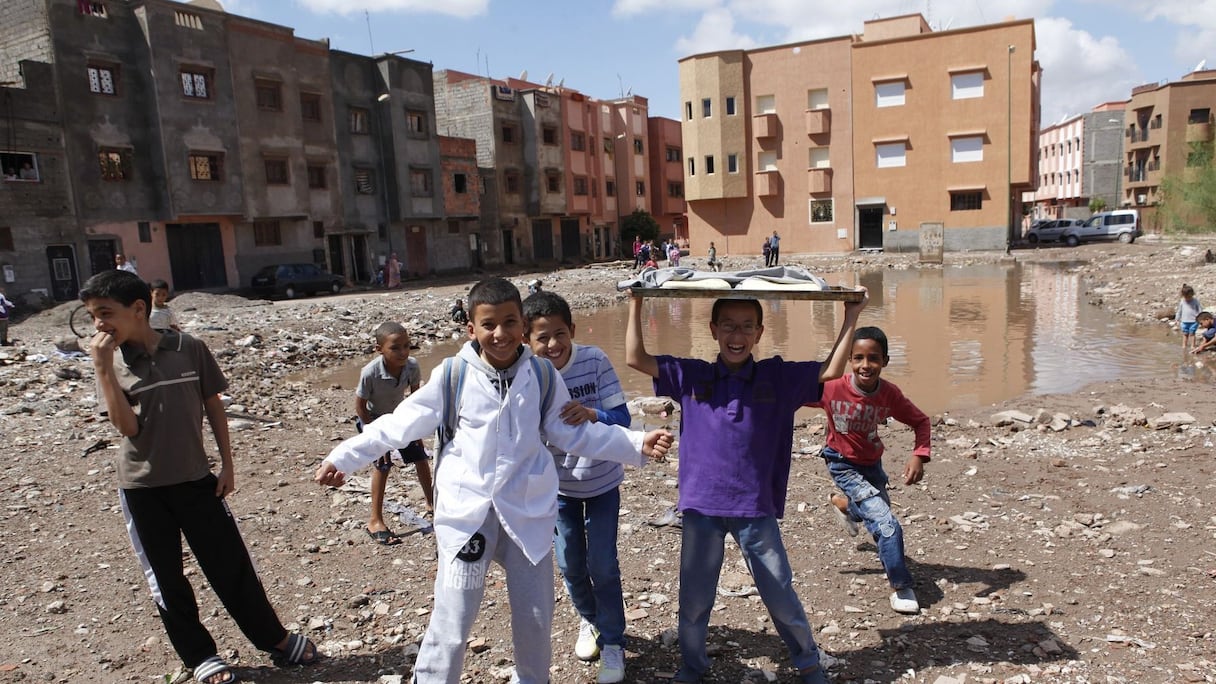 Joyeuse innocence des enfants qui gardent le sourire malgré et créent un beau moment de complicité avec notre photographe
