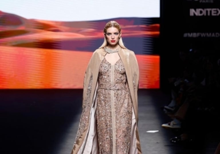 Un caftan marocain avec cape, richement brodé et incrusté de pierres, signé Albert Oiknine, lors du défilé du créateur marocain le 18 février 2023 à la Mercedes-Benz Fashion Week de Madrid.