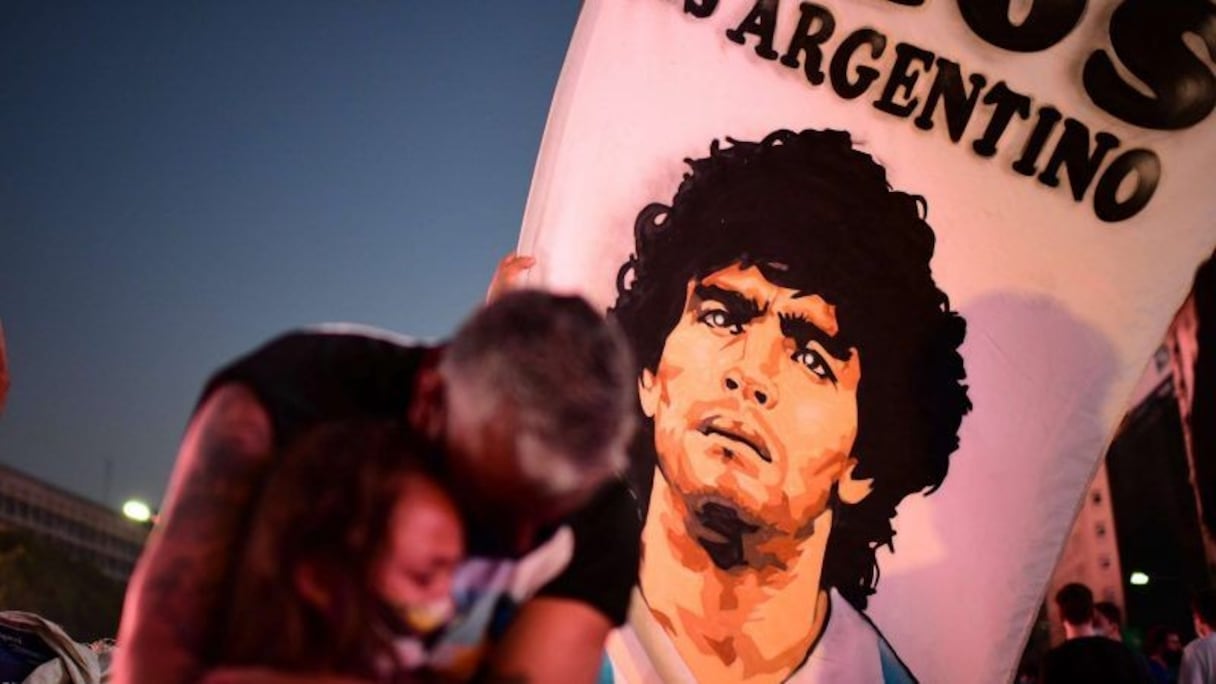 Les Argentins pleurent leur idole Maradona.
