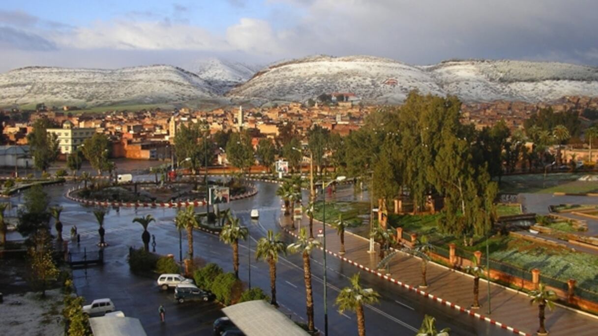La ville de Khenifra, dans le Moyen Atlas, s'est bâtie de part et d'autre de l'oued Oum Errabia. 
