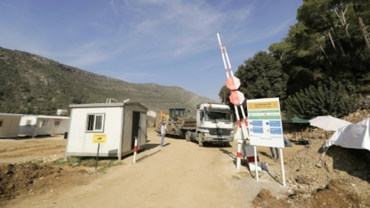 Engins de chantier dans la vallée de Bisri au Liban
