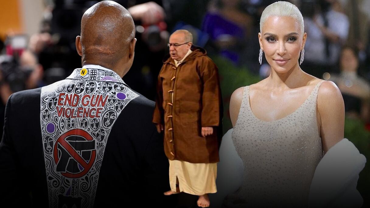 Photomontage. A droite, Kim Kardashian, de dos Eric Adams, maire de New York, sur le tapis rouge du Met Gala de New York et au centre Ramtane Lamamra à la grande mosquée d'Alger.
