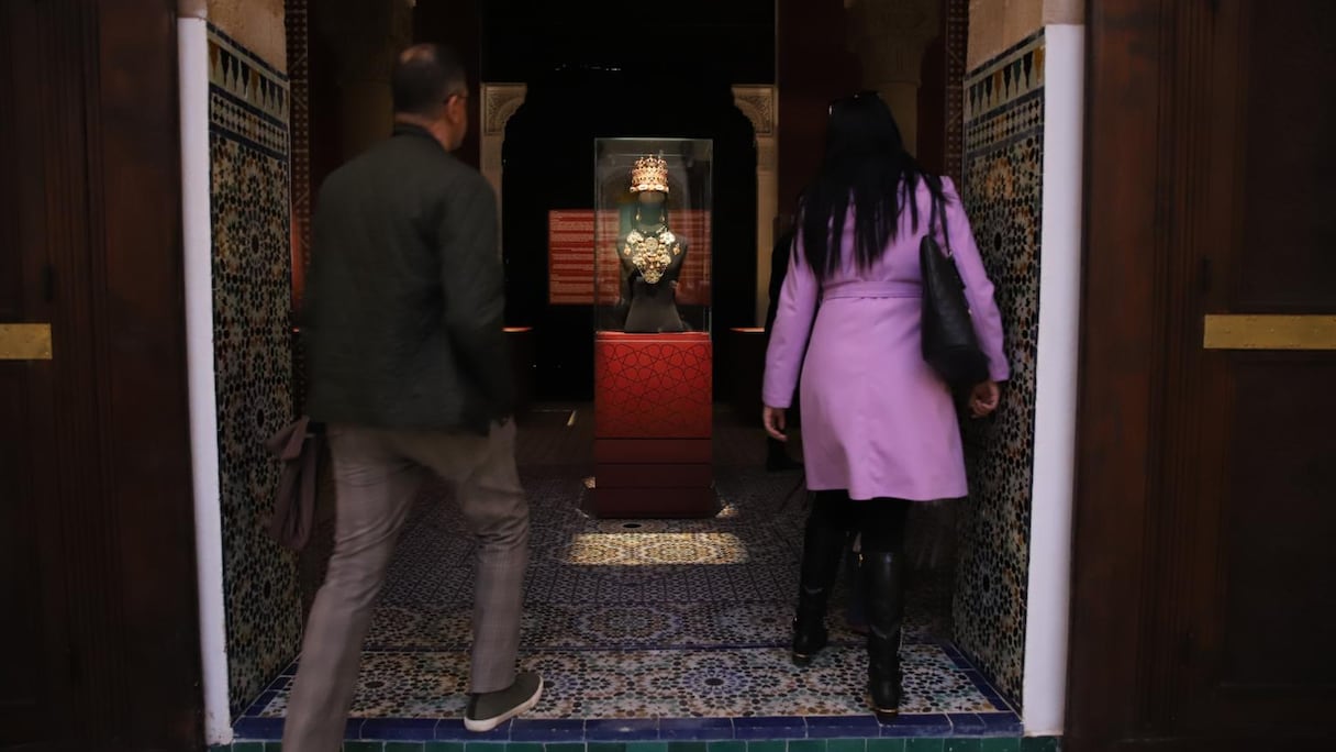 Entrée principale du Musée national de la parure avec, au fond, une des pièces maîtresses qui y sont exposées.
