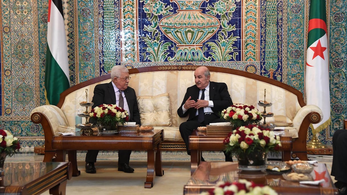 Le Président algérien Tebboune et le Président de l'Autorité palestinienne Mahmoud Abbas.
