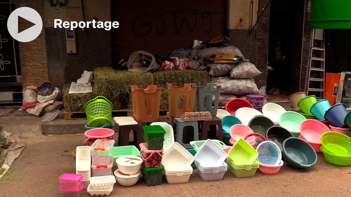 Des objets en plastique, dont des seaux et des boîtes, exposés à même un trottoir à Casablanca, en prévision de Aïd Al-Adha 1443. 
