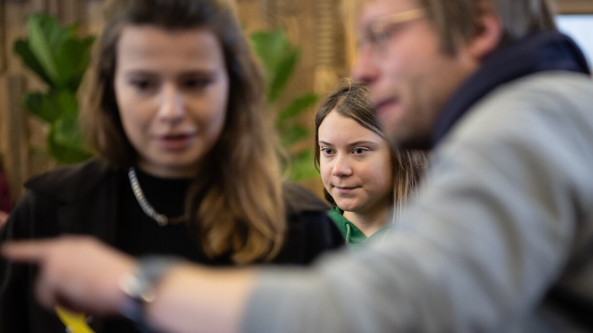 La militante suédoise Greta Thunberg (au centre) et la militante allemande pour le climat du mouvement «Fridays for Future» Luisa Neubauer (g.) avant un entretien avec le chef de l'Agence internationale de l'énergie en marge du Forum économique mondial à Davos, le 19 janvier 2023.
