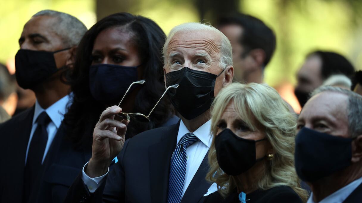 L'ancien président Barack Obama et sa femme Michelle Obama, le président Joe Biden, la première dame Jill Biden et l'ancien maire de New York Michael Bloomberg assistent à la cérémonie de commémoration des attentats du 11 septembre 2001 au National Memorial and Museum.