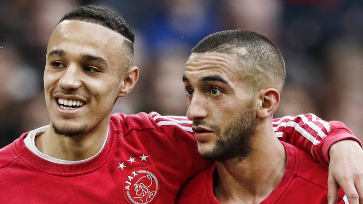 Noussair Mazraoui (à gauche) en compagnie de son coéquipier à l'Ajax Amsterdam, Hakim Ziyech.
