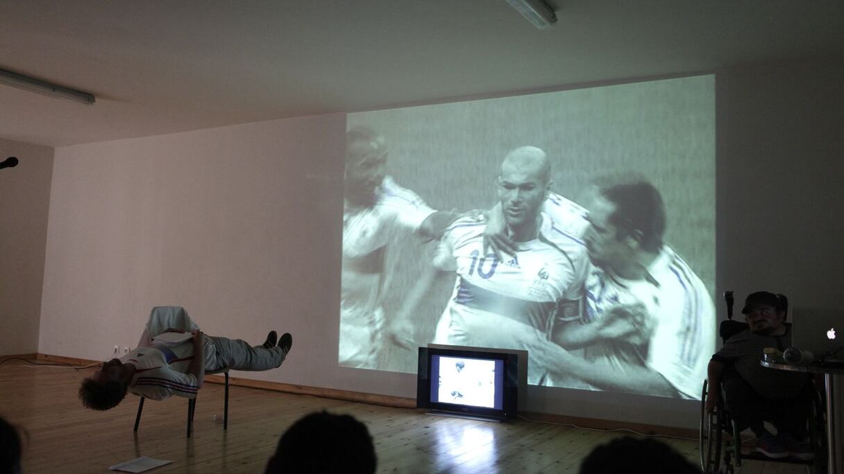 La pièce met en effet en scène deux personnes qui suivent, en la commentant, la finale de la coupe du monde de football 2006 entre la France et l'Italie.
