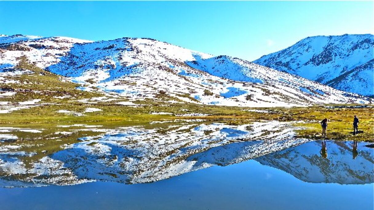 "Ce pays offre une variété de panoramas à couper le souffle ! j'ai été séduite par ce charmant lac sur la route de l'Oukaïmeden. Le Maroc représente pour moi une terre de contrastes et ce mélange de lumières et de reflets en est la parfaite illustration".
