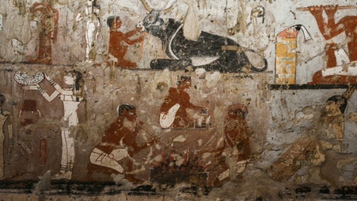 Peinture murale bien conservée d'une tombe d'une prêtresse de l'ancien empire, au sud du Caire, le 3 février 2018.
