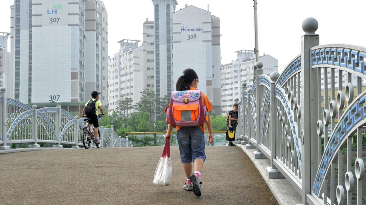 Lim Jee-Woo, 9 ans, en route pour l'école. Goyang, Seoul
