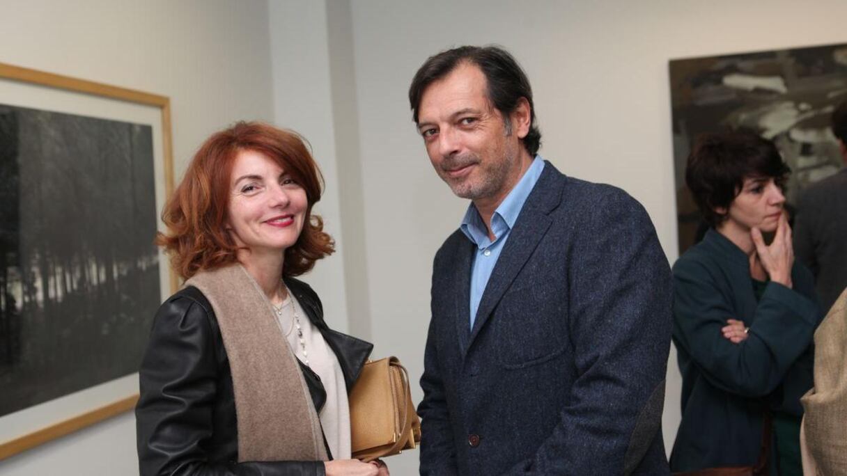 L'artiste peintre Amina Benbouchta, ici en compagnie de Hassan Sefrioui,
