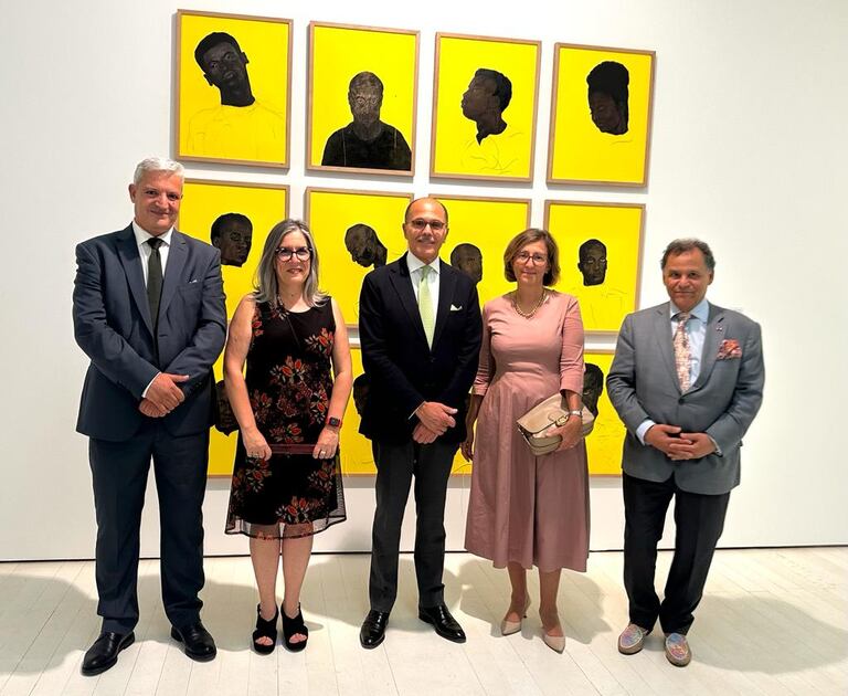 De gauche à droite: Abdelaziz El Idrissi, directeur du Musée Mohammed VI d'art moderne et contemporain (MMVI), Emilia Freria, directrice du Musée national d'art contemporain, Othmane Bahnini, ambassadeur du Royaume à Lisbonne, Isabel Cordairo, secrétaire d'État à la Culture, Mehdi Qotbi, président de la Fondation nationale des musées.