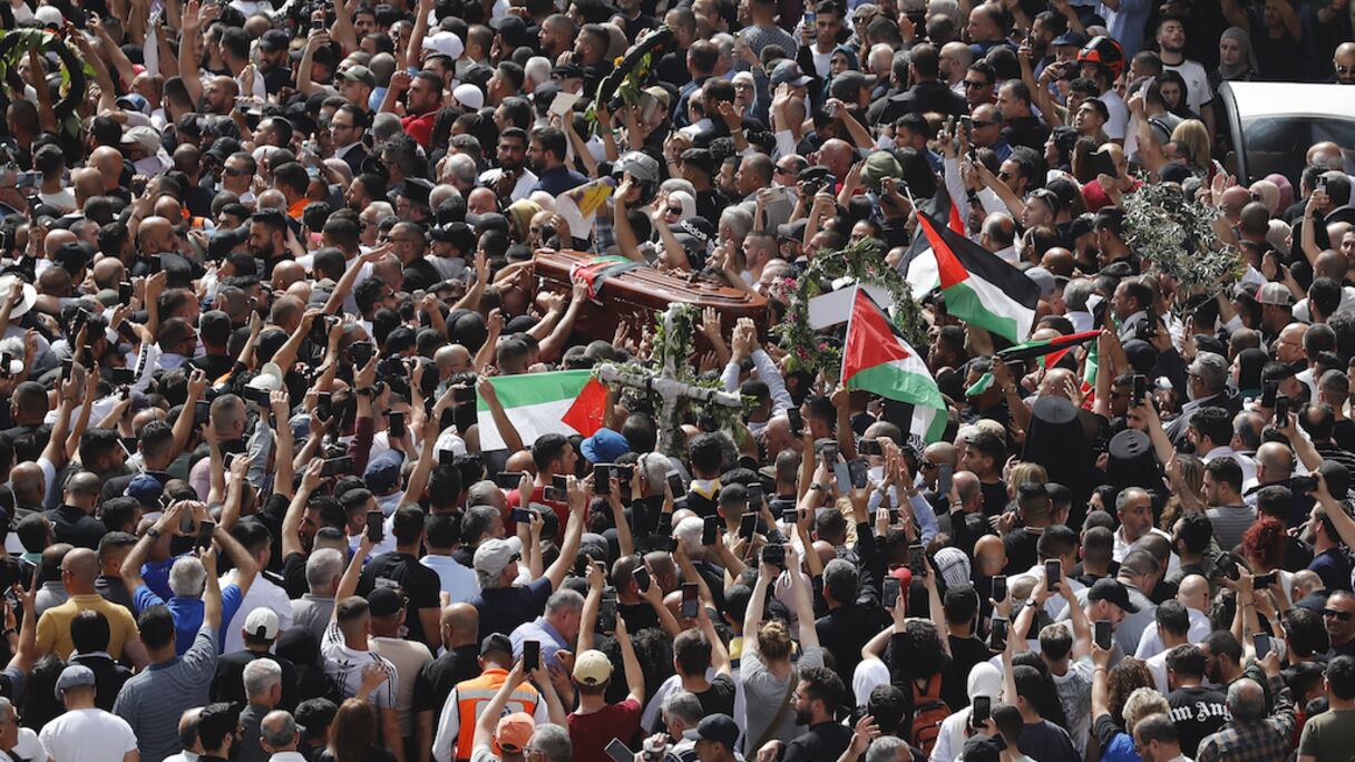 Le cortège funèbre de Shireen Abu Akleh près de la porte de Jaffa, l'une des principales portes de la vieille ville de Jérusalem, le 13 mai 2022.