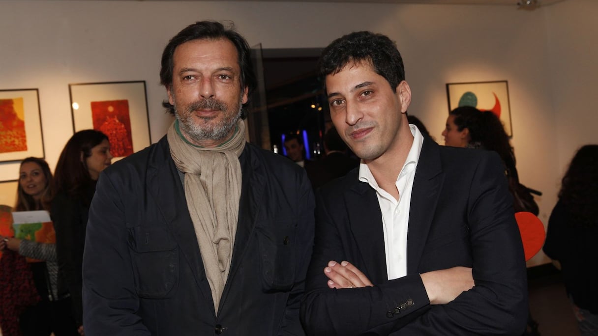 Hassan Sefrioui, de la galerie Shart, et Mohamed Chaoui, de la Galerie 38, heureux d'accueillir ses invités à cette exposition rétrospective du parcours artistique de Malika Agueznay. 
